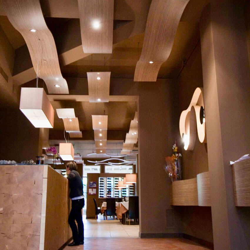 interno ristorante con arredi in multistrato curvato Spagnesi9punto8 falegnami a Pistoia